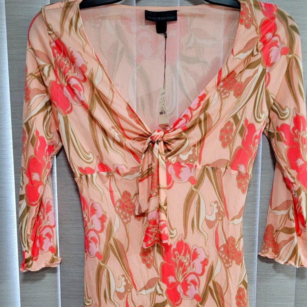 NWT/ EXPRESS DESIGN STUDIO TOP